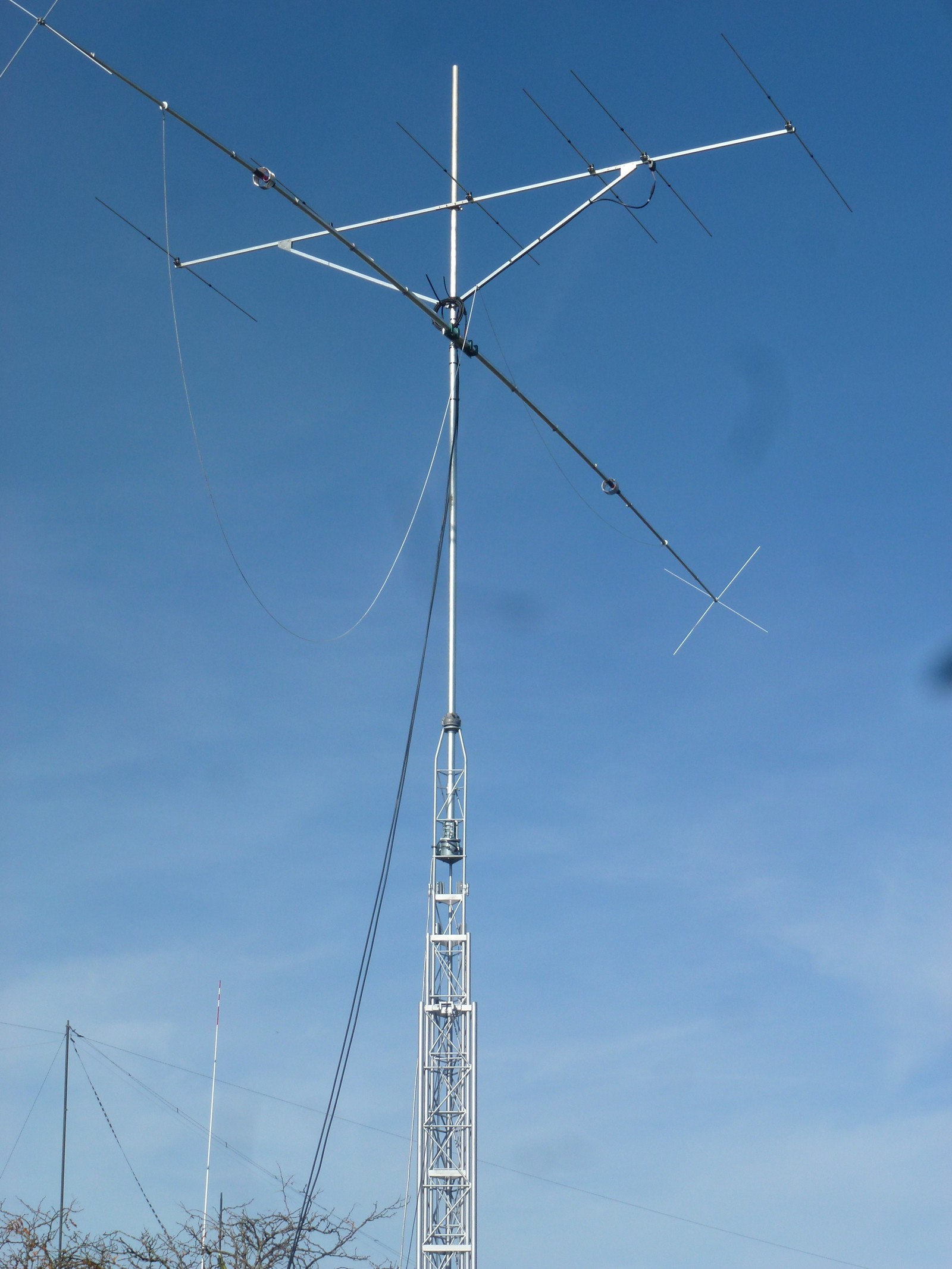  Rotary Dipol unterhalb der 6m Antenne montiert